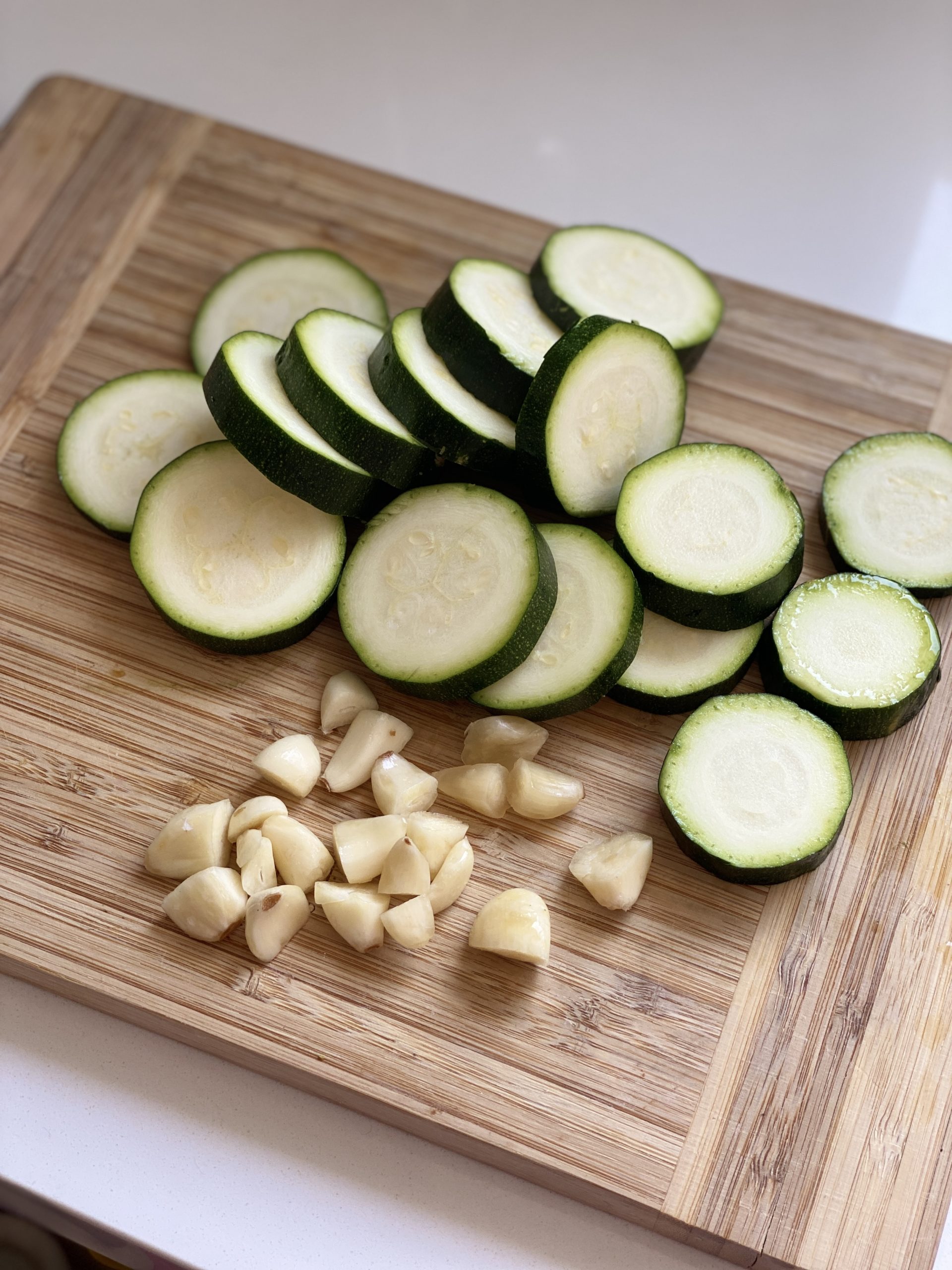 Cut the zucchini and chop up the garlic cloves