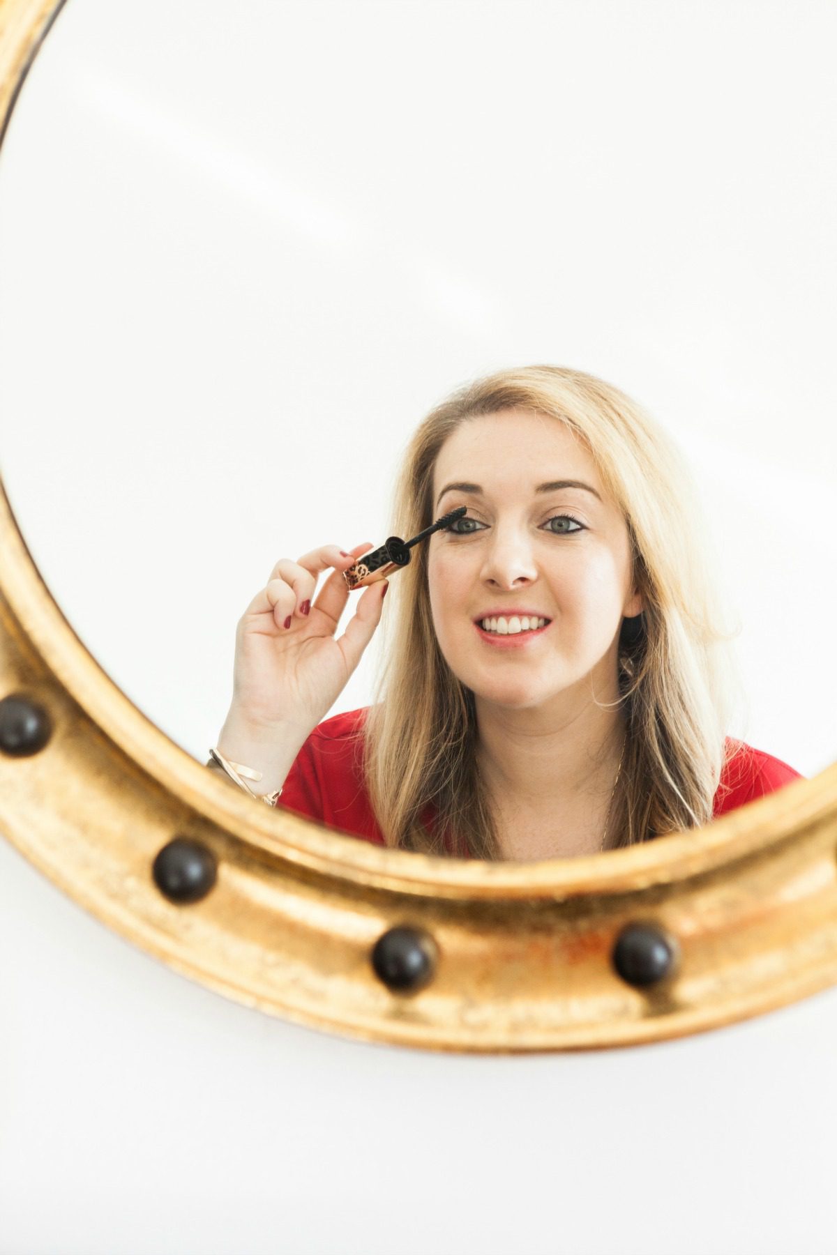 woman using Best Mascaras for Sensitive Eyes